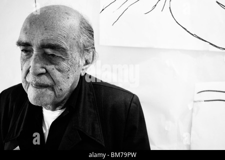 L'architecte Oscar Niemeyer dessine ses conceptions sur le mur et sur le papier de son studio de Copacabana à Rio de Janeiro, Brésil. Oscar Ribeiro de Almeida de Niemeyer Soares Filho (15 Décembre, 1907 5 décembre, 2012). Portrait de Niemeyer dans son studio. Banque D'Images