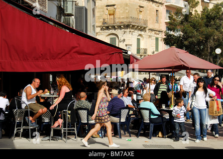 SLIEMA, MALTE. Une rue animée sur scène Triq ix-Xatt ('The Strand") par le front de mer de Sliema. 2010. Banque D'Images