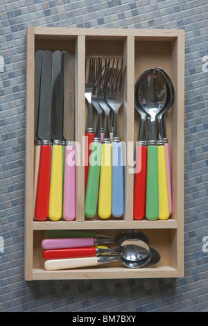 Le bac contenant le service de couverts colorés Banque D'Images