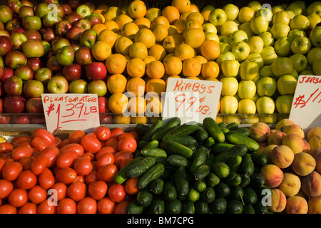 Fruits et légumes frais pour la vente à un marché Banque D'Images