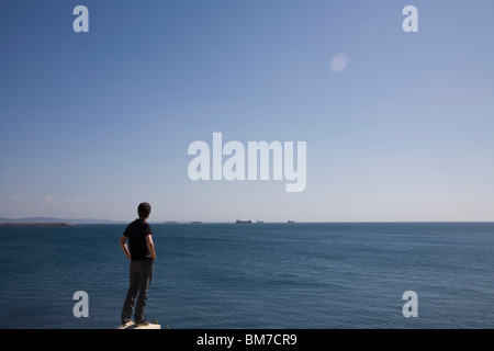 Vue arrière d'un homme regardant la mer, Sines, Portugal Banque D'Images