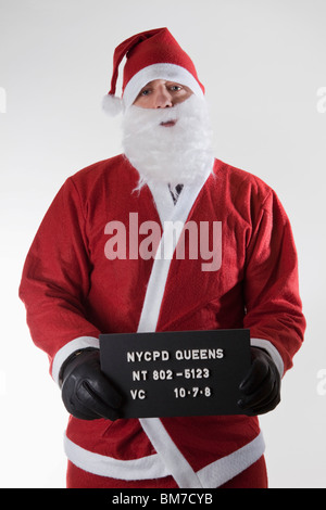 Santa Claus qui pose pour un mug shot Banque D'Images