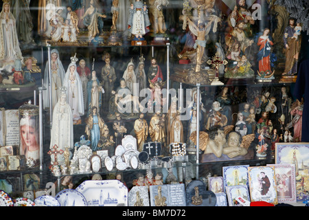 Des icônes religieuses et organisé l'attirail dans une vitrine de magasin Banque D'Images