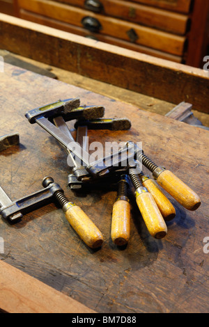 Les colliers sur un banc dans un atelier Banque D'Images