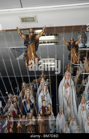 Détail d'icônes religieuses organisées dans une vitrine de magasin Banque D'Images