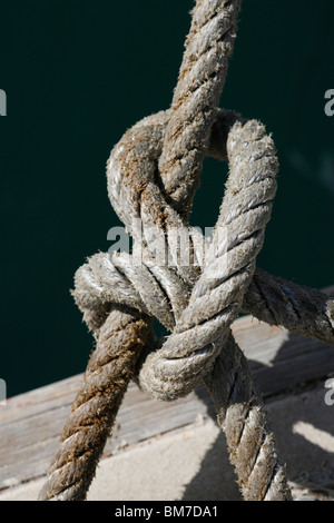 Un nœud attaché sur une jetée Banque D'Images