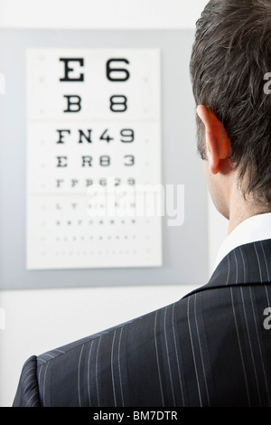 Un homme de la lecture d'un tableau, sur l'épaule Banque D'Images