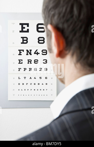 Un homme de la lecture d'un tableau, sur l'épaule Banque D'Images