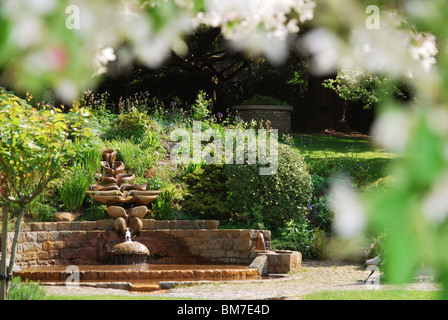 Chalice Well jardins au printemps, UK Somerset Glastonbury Banque D'Images