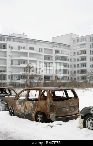 Voitures brûlées sur une rue couverte de neige Banque D'Images