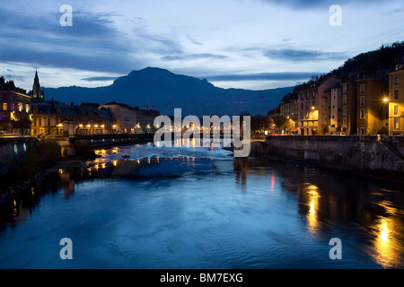 Grenoble (38)  : nuit sur la ville de Grenoble à partir d'un pont sur la rivière Isère, 2008 Banque D'Images