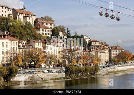 Grenoble (38) : vue sur le téléphérique au-dessus de la commune de Saint Laurent, au bas de la forteresse ('bastille'), 2008 Banque D'Images