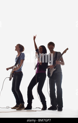 Deux guitaristes et un chanteur de la scène, Studio shot, fond blanc, éclairage arrière Banque D'Images