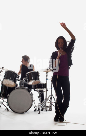 Une chanteuse et un batteur de la scène, Studio shot, fond blanc, éclairage arrière Banque D'Images