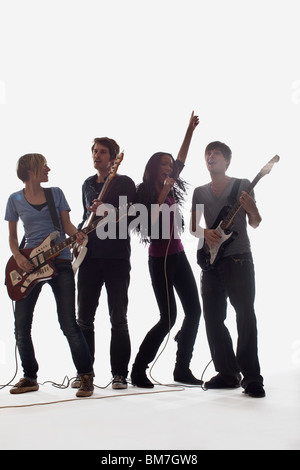 Un groupe de rock de la scène, Studio shot, fond blanc, éclairage arrière Banque D'Images