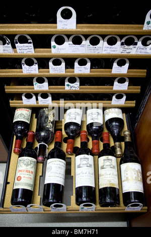 Les vins de Bordeaux dans la cave à vin Eurocave Armoire de stockage Banque D'Images