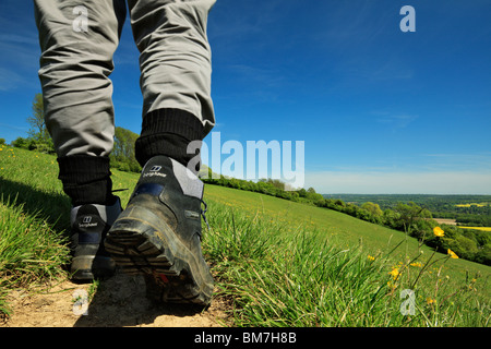 Walker dans les North Downs Way Kent. Banque D'Images