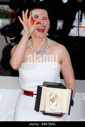 Juliette Binoche poser après avoir remporté le prix de la meilleure actrice pour son rôle dans "Copie conforme" pendant la festival de Cannes 2010 Banque D'Images