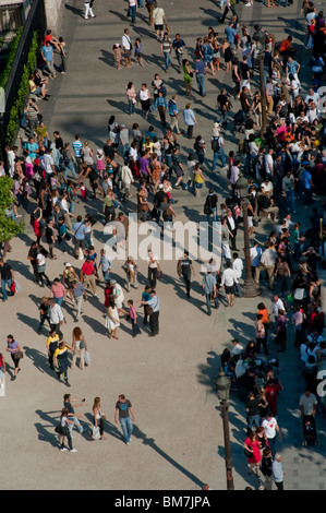 Scène de foule depuis le dessus vue d'ensemble, depuis (Arc de Tri-omphe), aérienne, panoramique, angle élevé, champs-Elysées,Trottoir de promenade de personnes aériennes Banque D'Images