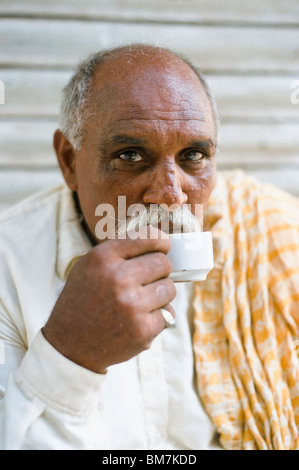 L'homme de boire du café en plein air. Lahore, Pakistan Banque D'Images
