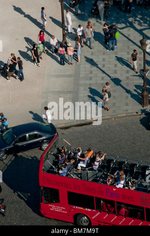 Scène de foule, vue d'ensemble, de (Arc de Tri-omphe), aérienne, Scenic, High angle, champs-Elysées, Foule de touristes en bus Double Decker Tour Banque D'Images