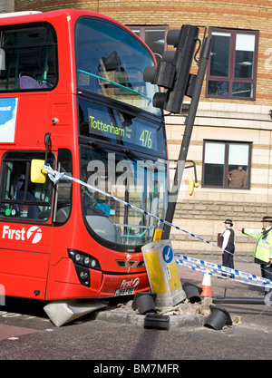 La police au lieu d'accident de bus, Londres Banque D'Images