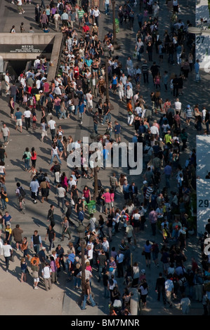 Foule scène d'en haut, vue d'ensemble, de (Arc de Tri-omphe), aérien, panoramique, Grand angle, champ-Elysées trottoir Banque D'Images