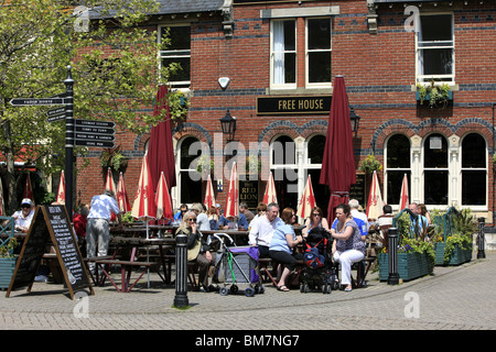 Les gens assis à l'extérieur du Red Lion Pub à Weymouth le soleil brille, et un repas dans un pub Banque D'Images