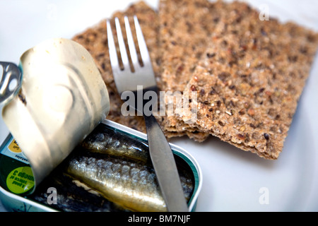 Sardines à l'huile de tournesol avec farine de pain croustillant. Banque D'Images