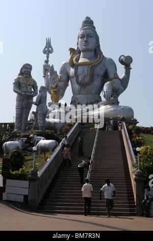 La plus grande statue du dieu hindou, le Seigneur Shiva situé dans Murudeshwara ou Murudeshwar à Karnataka, en Inde. Banque D'Images