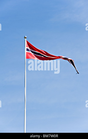 Un Vimple [Pennant], Long étroit de Drapeau mât dans Ciel bleu clair à Bergen en Norvège Banque D'Images