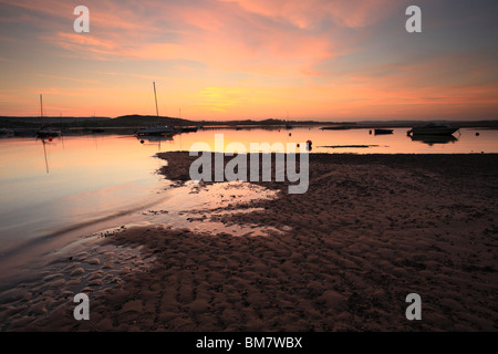 Crépuscule sur l'estuaire de la rivière Exe, vue en direction de Starcross, Devon, England, UK Banque D'Images