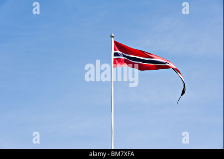 Un Vimple [Pennant], Long étroit de Drapeau mât dans Ciel bleu clair à Bergen en Norvège Banque D'Images