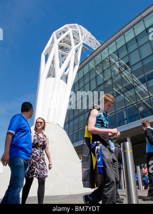 La base de l'arche d'acier sur le stade de Wembley avec fans assistant à la 2010 Cardiff City v Blackpool Chamionship finale play-off Banque D'Images