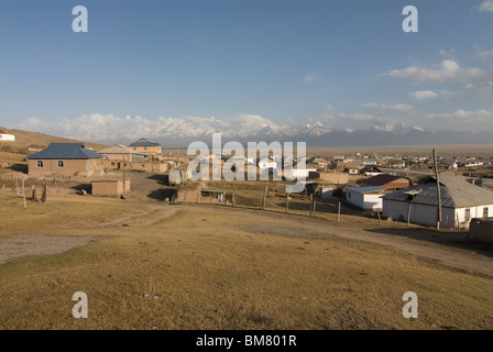 Sary Tash avec montagnes en arrière-plan, le Kirghizistan Banque D'Images