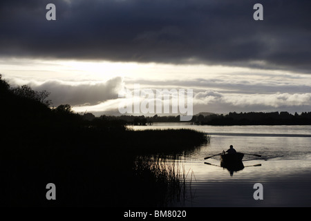 Les lignes d'un homme un bateau à aube sur le lac Rerewhakaaitu près de Rotorua en Nouvelle Zélande Banque D'Images