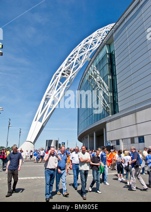 La base de l'arche d'acier sur le stade de Wembley avec fans assistant à la 2010 Cardiff City v Blackpool Chamionship finale play-off Banque D'Images