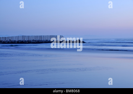 Seashore avant le lever du soleil. El Perellonet beach. Valence. Espagne Banque D'Images