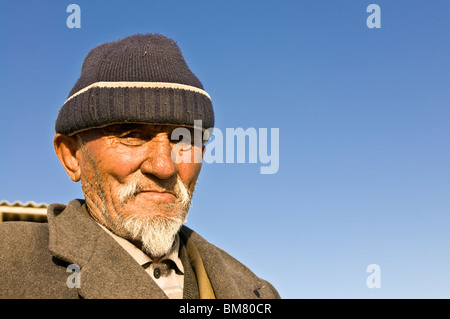 Portrait of smiling, vieil homme, Sary Tash, Kirghizistan Banque D'Images