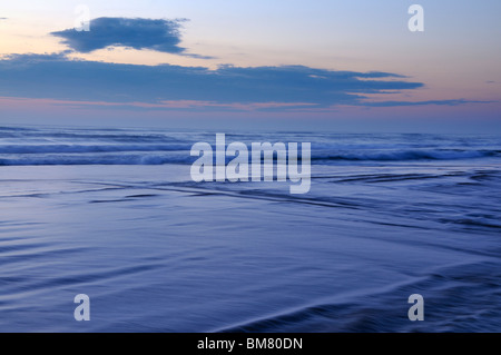 Seashore avant le lever du soleil. El Perellonet beach. Valence. Espagne Banque D'Images