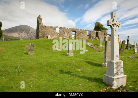 Monuments et tombes dans Chriosd avec Cill cimetière Beinn na Caillich (732m / 2401ft) derrière. Île de Skye, en Ecosse. Banque D'Images