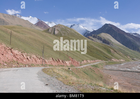 L'autoroute menant à la montagne près de Sary Tash, Kirghizistan Banque D'Images