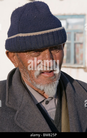 Portrait of smiling, vieil homme, Sary Tash, Kirghizistan Banque D'Images