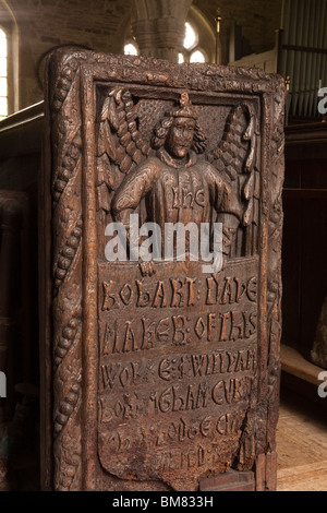 Altarnun, Cornwall, UK, St Nonna's Parish Church, pew en bois sculpté fin montrant bouilloire Robart Wade Nom et date Banque D'Images