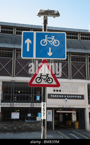 Panneau routier pour les vélos en face de parking à étages Banque D'Images