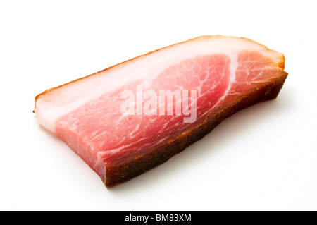 Tranche de Speck (jambon à saveur de Juniper originaire du Tyrol) sur un fond blanc Banque D'Images