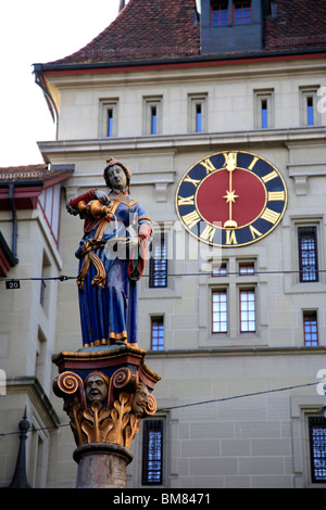 Statue sur la fontaine située près de la porte, un Kafigturm fromer à l'extrémité ouest de la Marktgasse, Berne la capitale de la Suisse Oberlan Banque D'Images