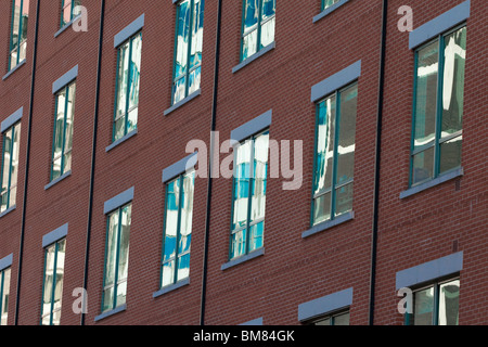 Appartements modernes montrant les réflexions de vieux bâtiments et le ciel bleu à Nottingham en Angleterre UK Banque D'Images