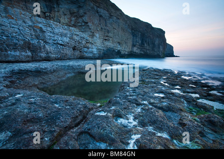 L'aube sur la danse Ledge près de Swanage, Dorset, UK Banque D'Images