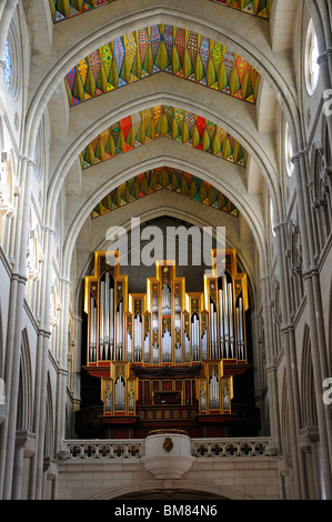 Madrid, Espagne. Catedral de la Almudena (1994) Cathédrale. L'intérieur. Orgue et plafond coloré Banque D'Images